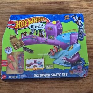 Hot Wheels Octopark Skate Set  Vibrant Purple and Blue.Tony Hawk Skate Board Set